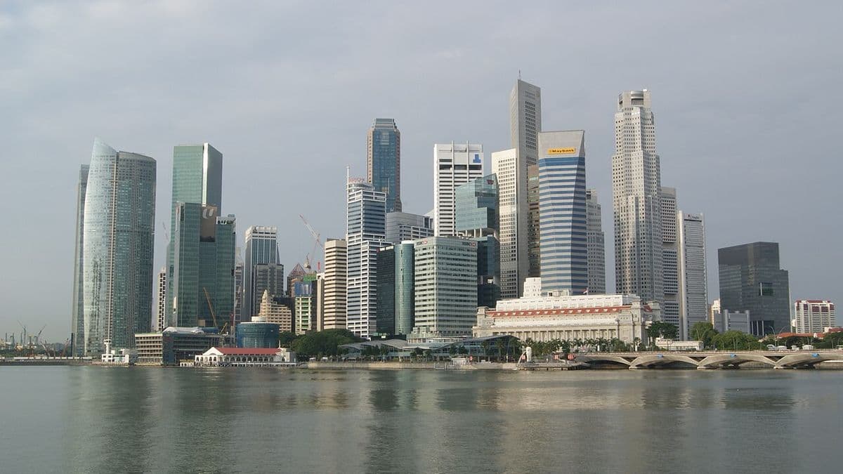 Internet in Singapore: MRT, Arrival Card and Strict Laws (2026)